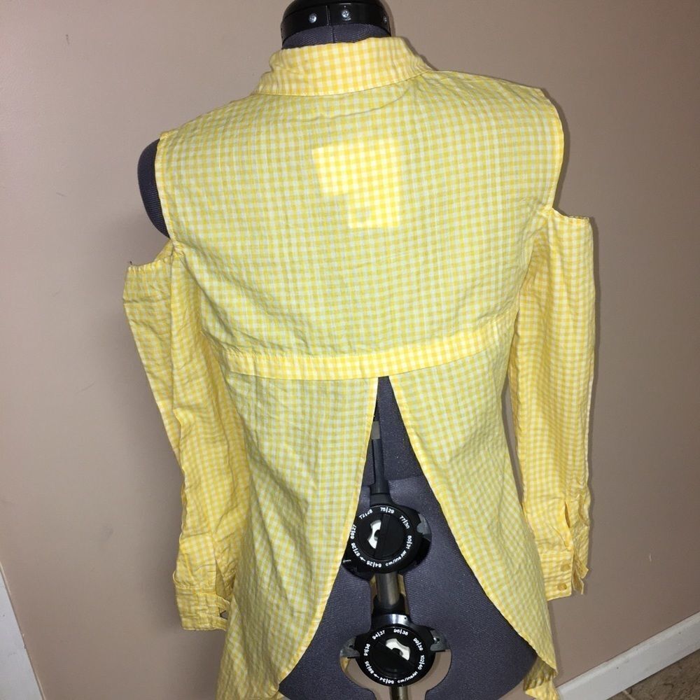 Fridda cold shoulder yellow button up top M NWT - Picture 2 of 7